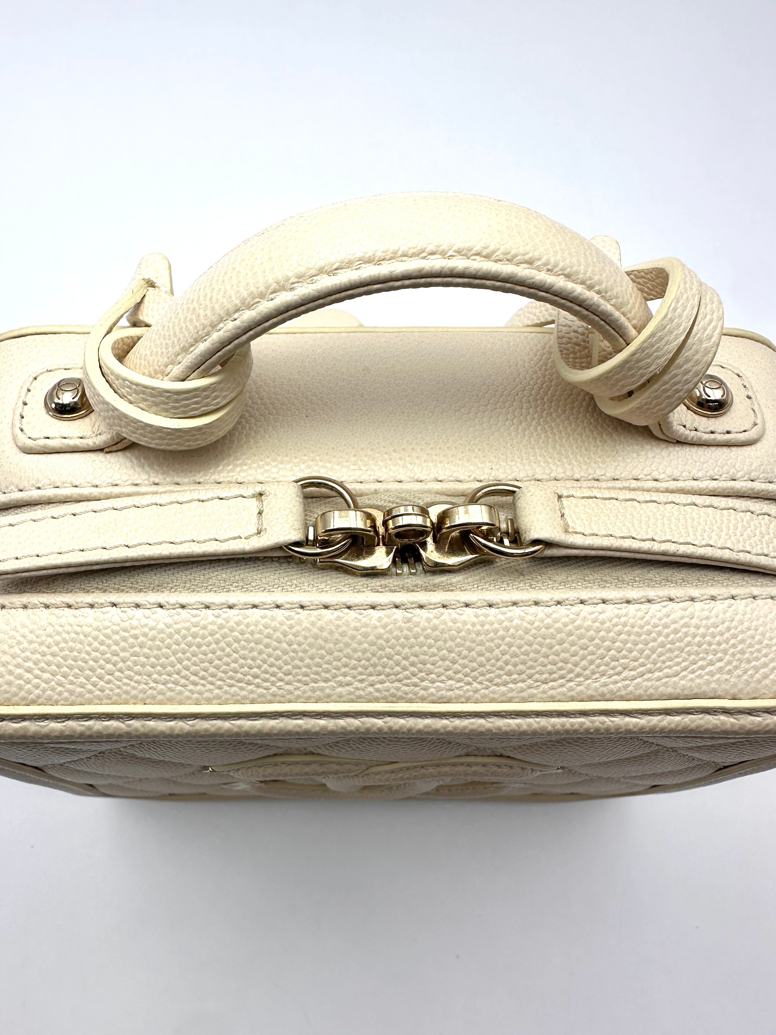 Chanel CC Filigree White Quilted Leather Vanity Case(29***27) CC2478