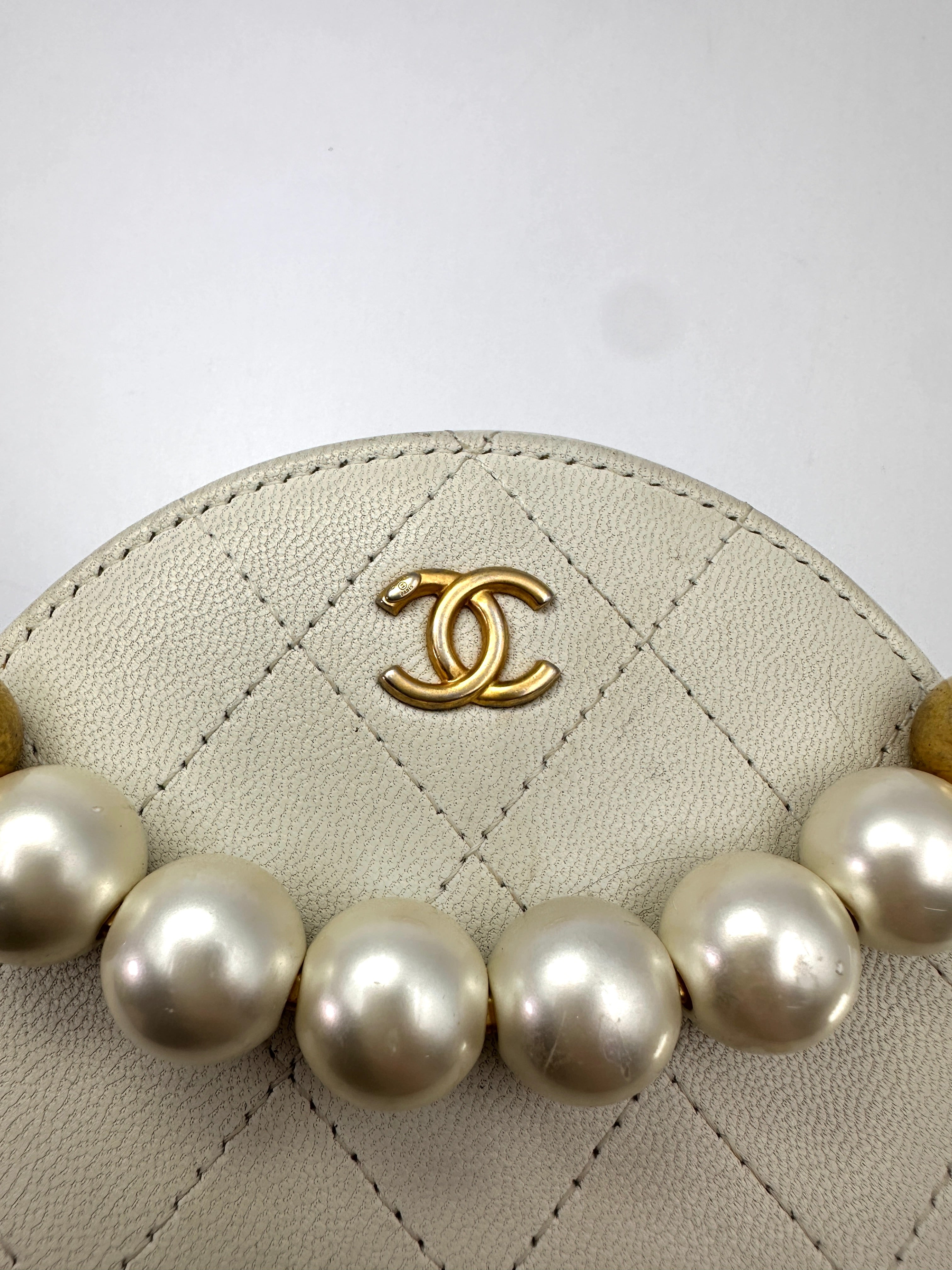Chanel White Quilted Leather Pearl Round Clutch(29***84) CC2492