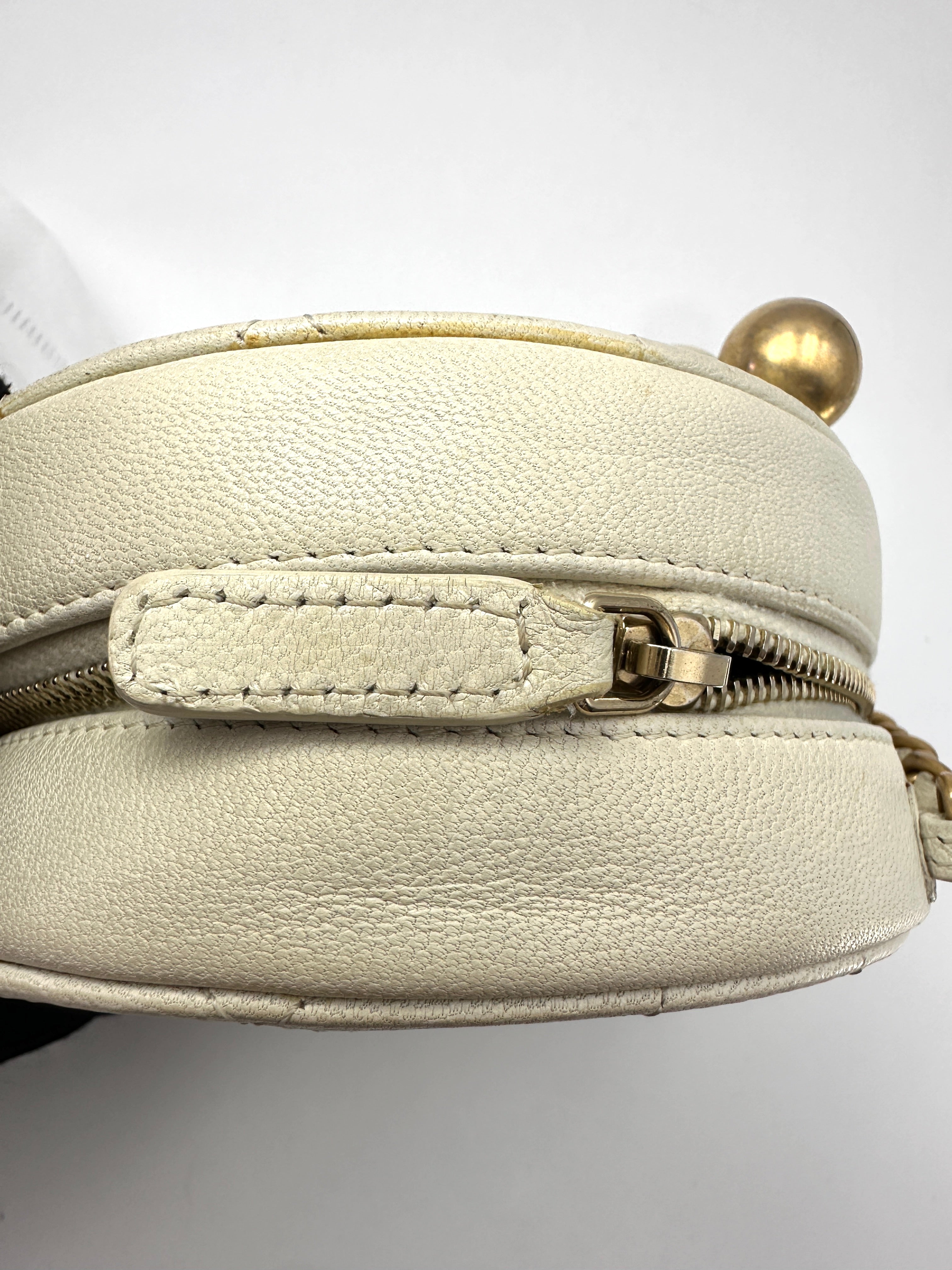 Chanel White Quilted Leather Pearl Round Clutch(29***84) CC2492