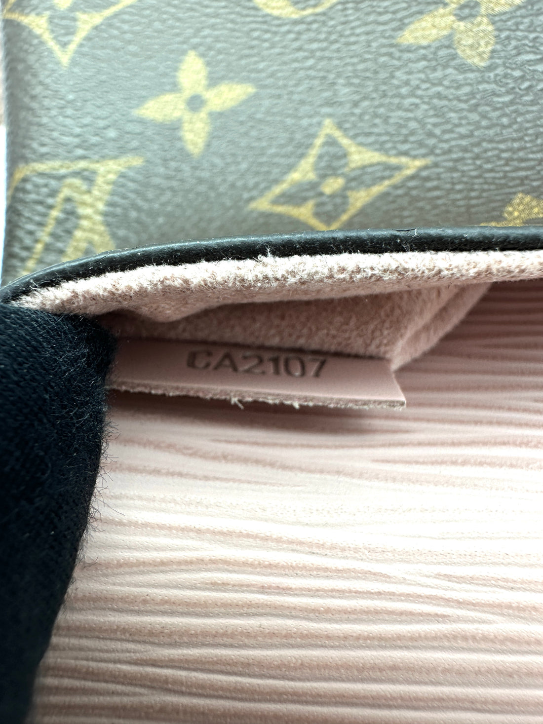 Louis Vuitton Saint Michel Monogram Canvas & Pink Epi Leather Shoulder Bag LV3280