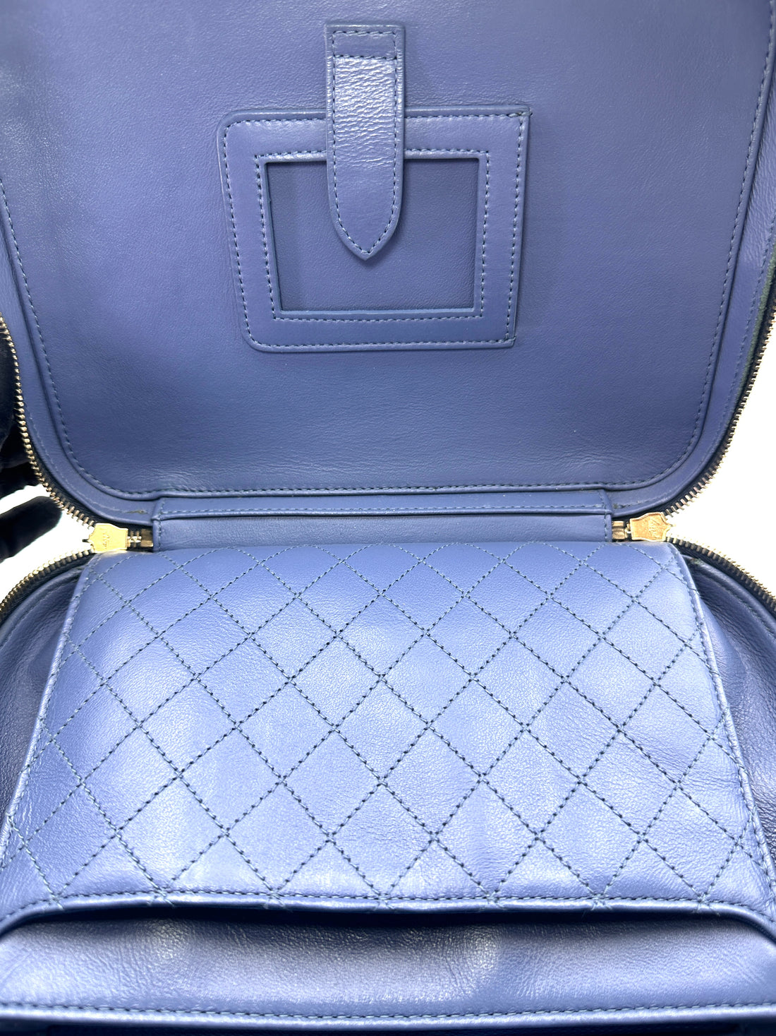 Chanel CC Filigree Navy Quilted Leather Vanity Case(24***31) CC2502