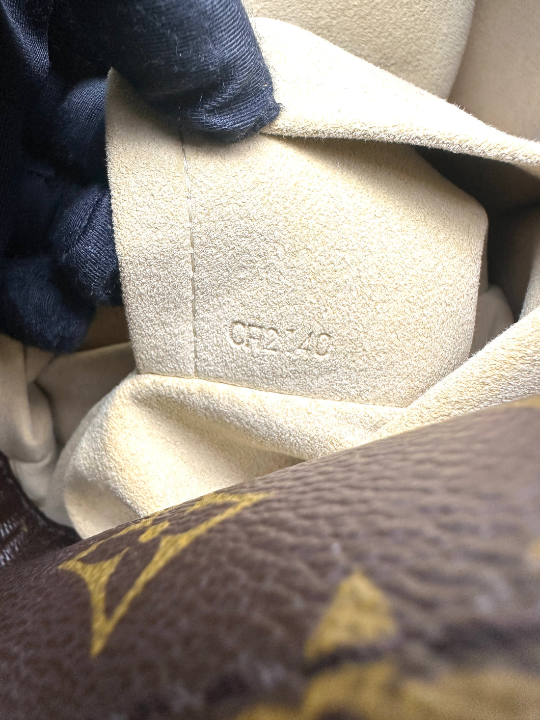 Louis Vuitton Artsy MM Monogram Canvas Handle Bag LV3308