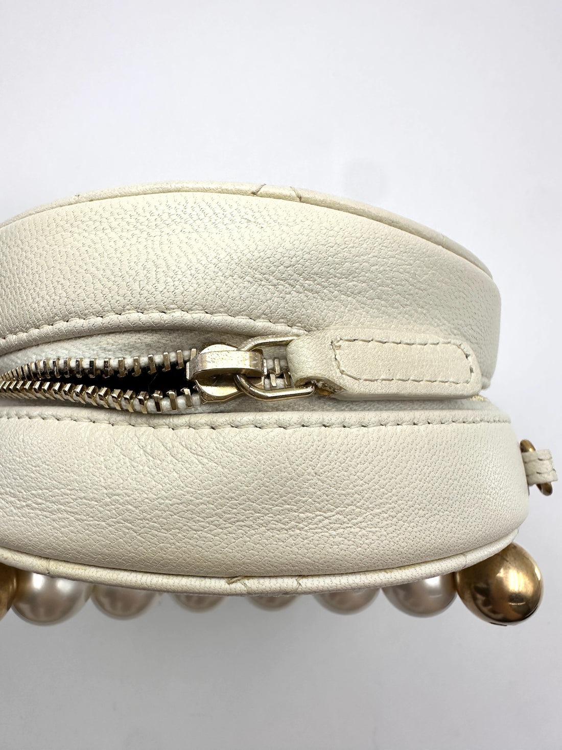 Chanel Pearl-Embellished White Quilted Leather Round Clutch(29***17) CC2546