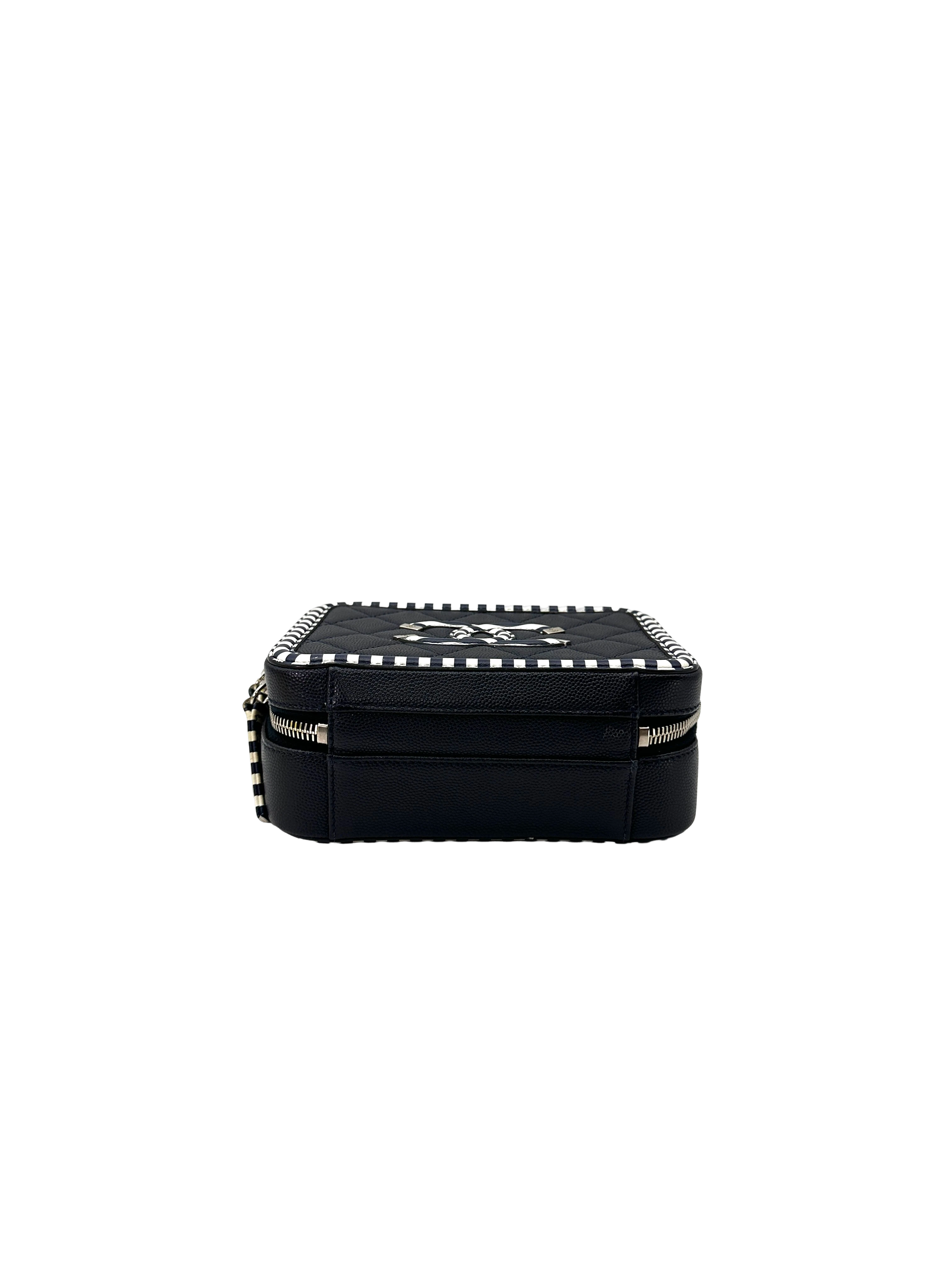 Chanel CC Filigree Black/White Quilted Leather Vanity Case(27***19) CC2550