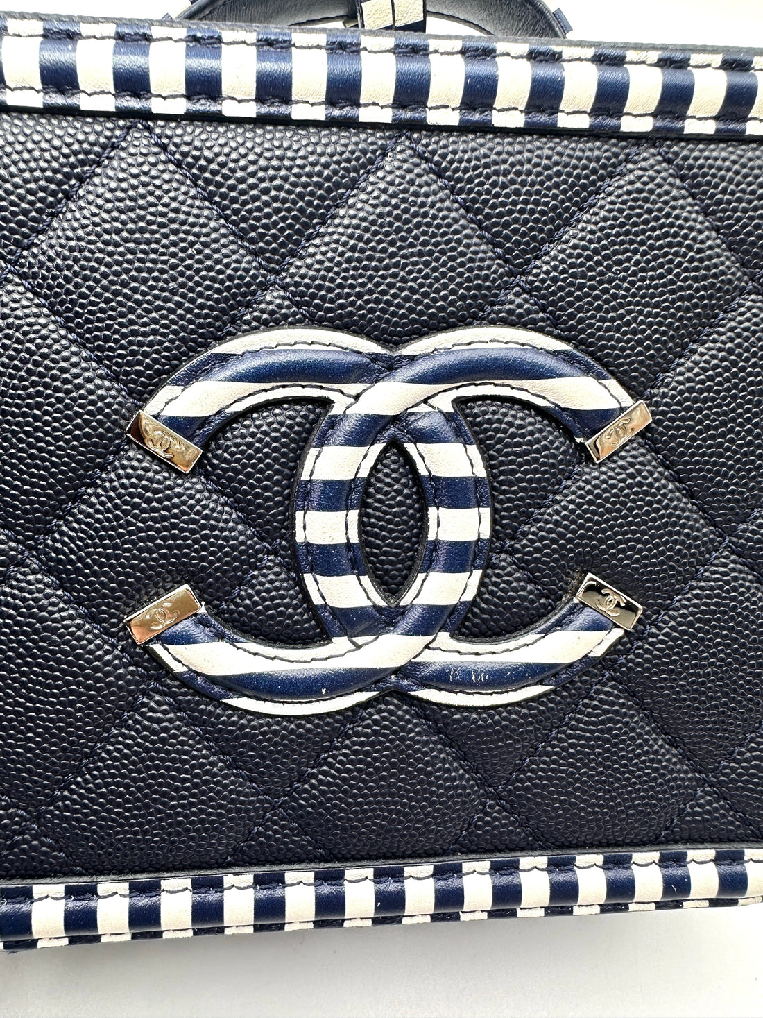 Chanel CC Filigree Black/White Quilted Leather Vanity Case(27***19) CC2550