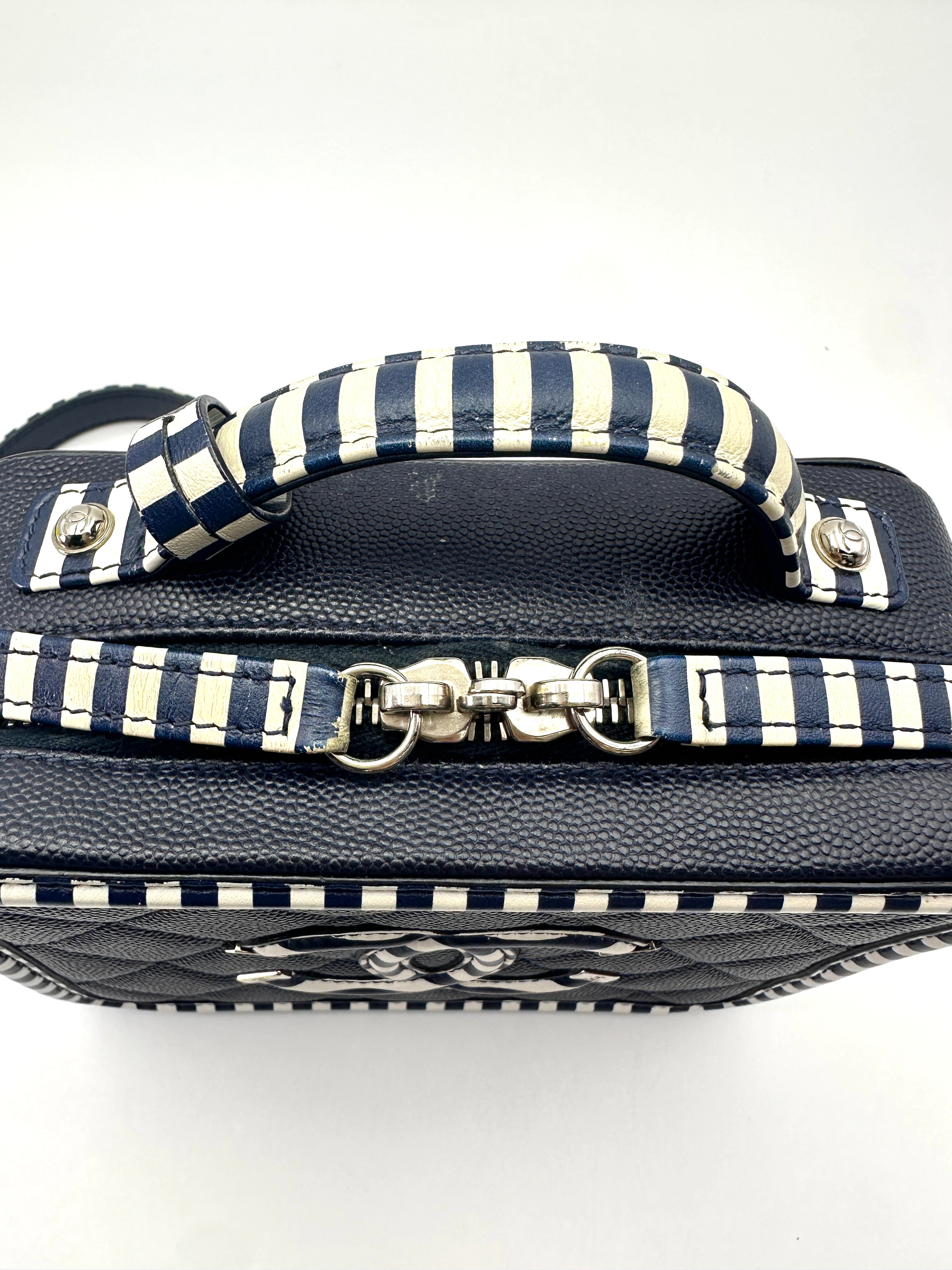 Chanel CC Filigree Black/White Quilted Leather Vanity Case(27***19) CC2550