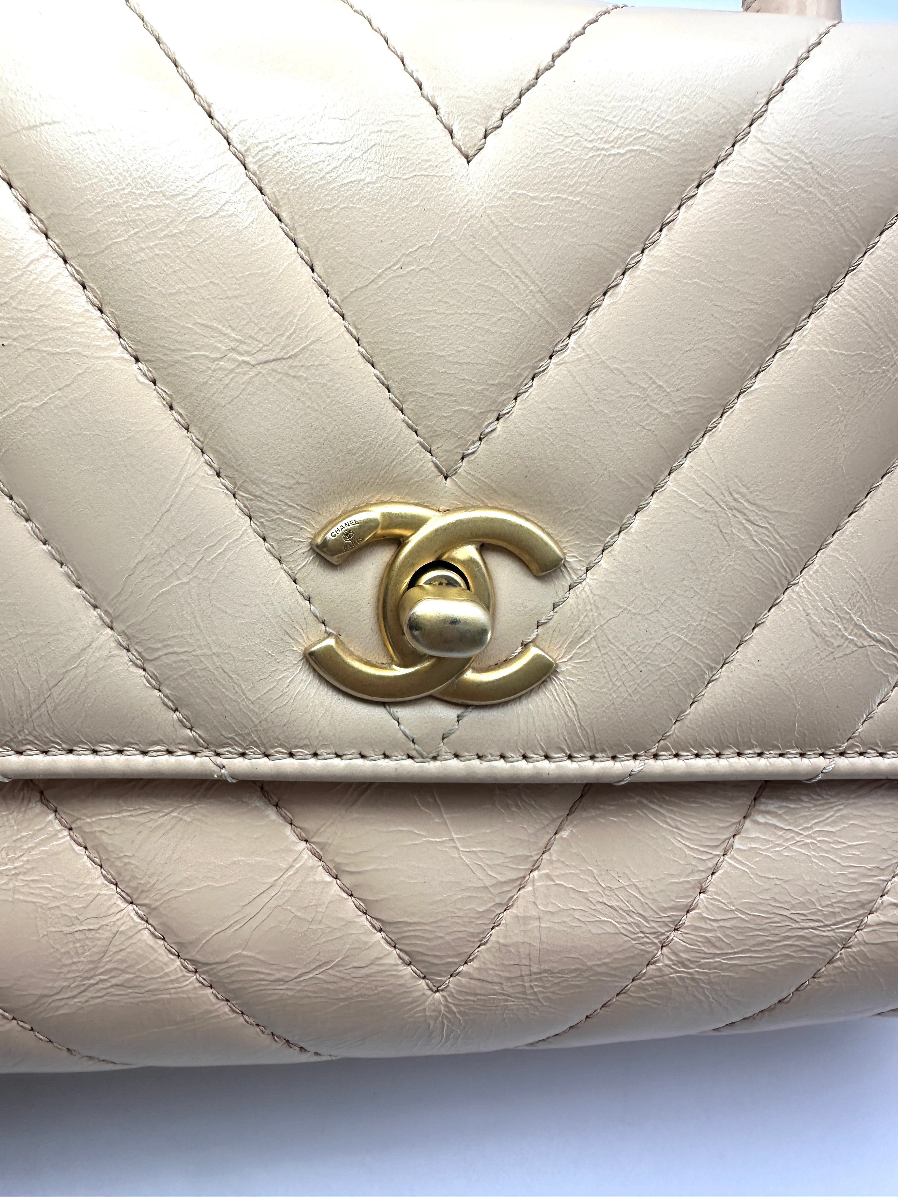 Chanel CoCo Handle Beige Chevron Quilted Leather Small Size Shoulder Bag(25***91) CC2565