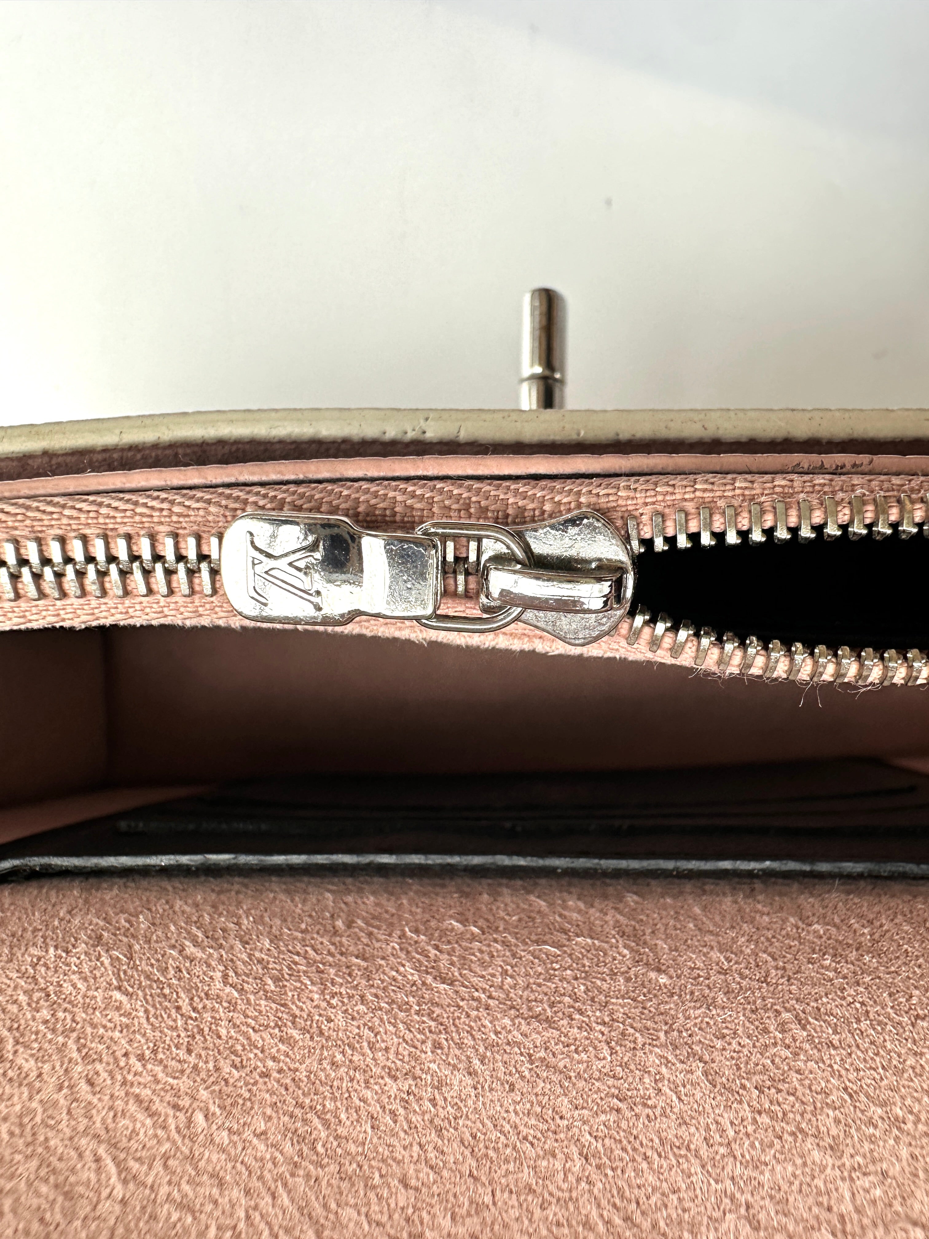 Louis Vuitton Lockme Pink/White Leather Shoulder Bag LV3331