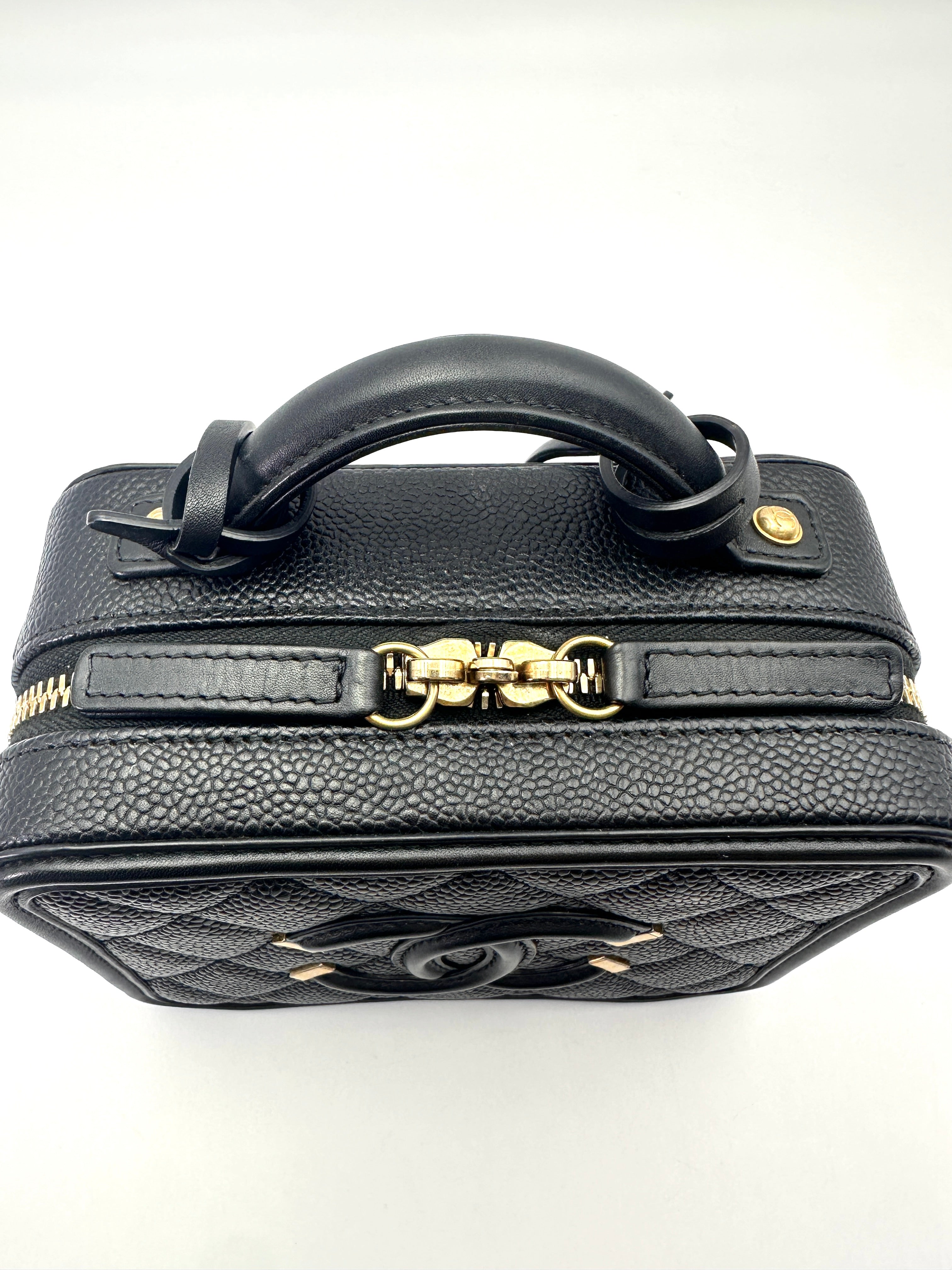 Chanel CC Filigree Black Quilted Leather Vanity Case(26***60) CC2573