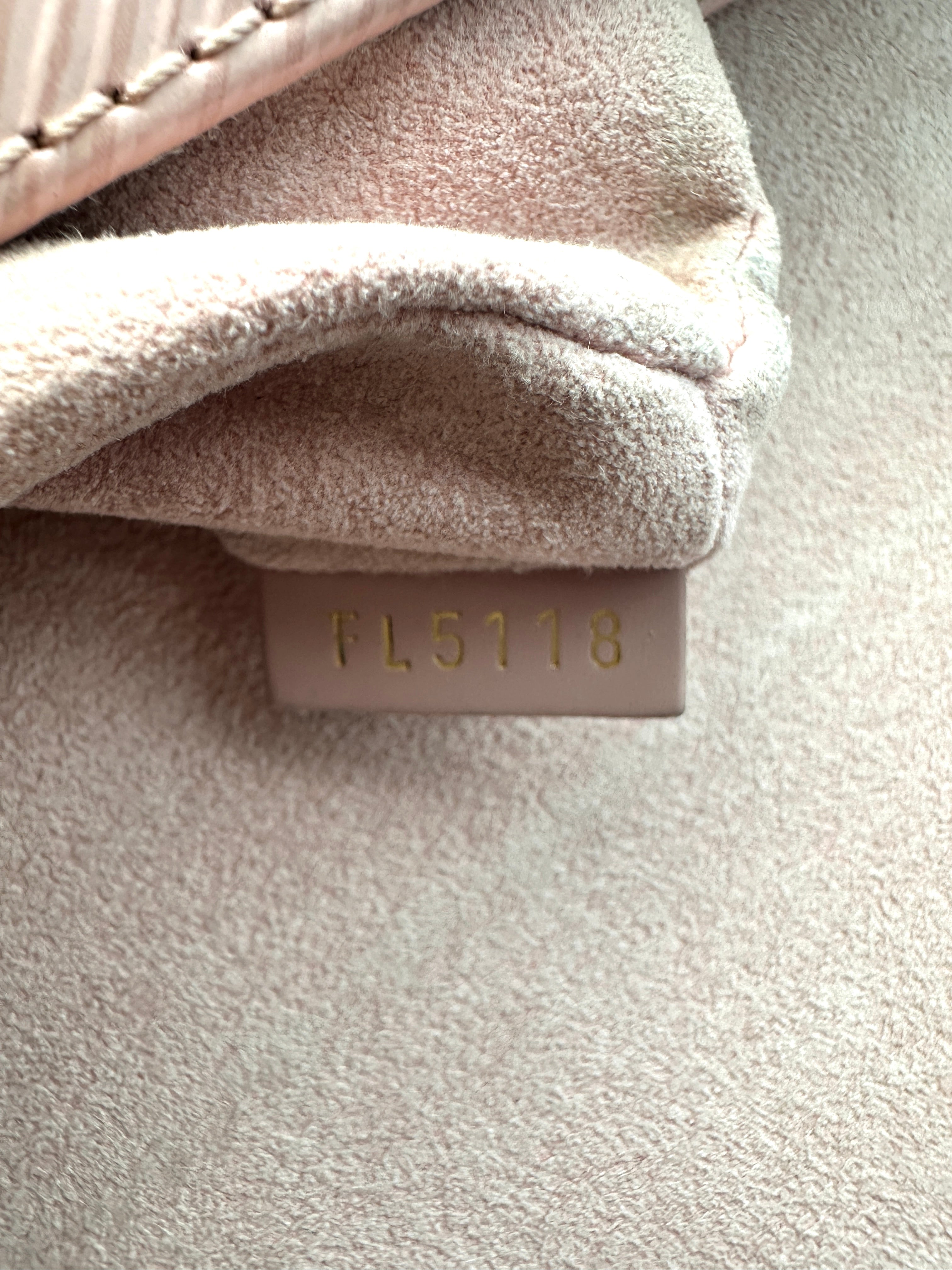 Louis Vuitton Locky Pink Epi Leather Handle Bag LV3381