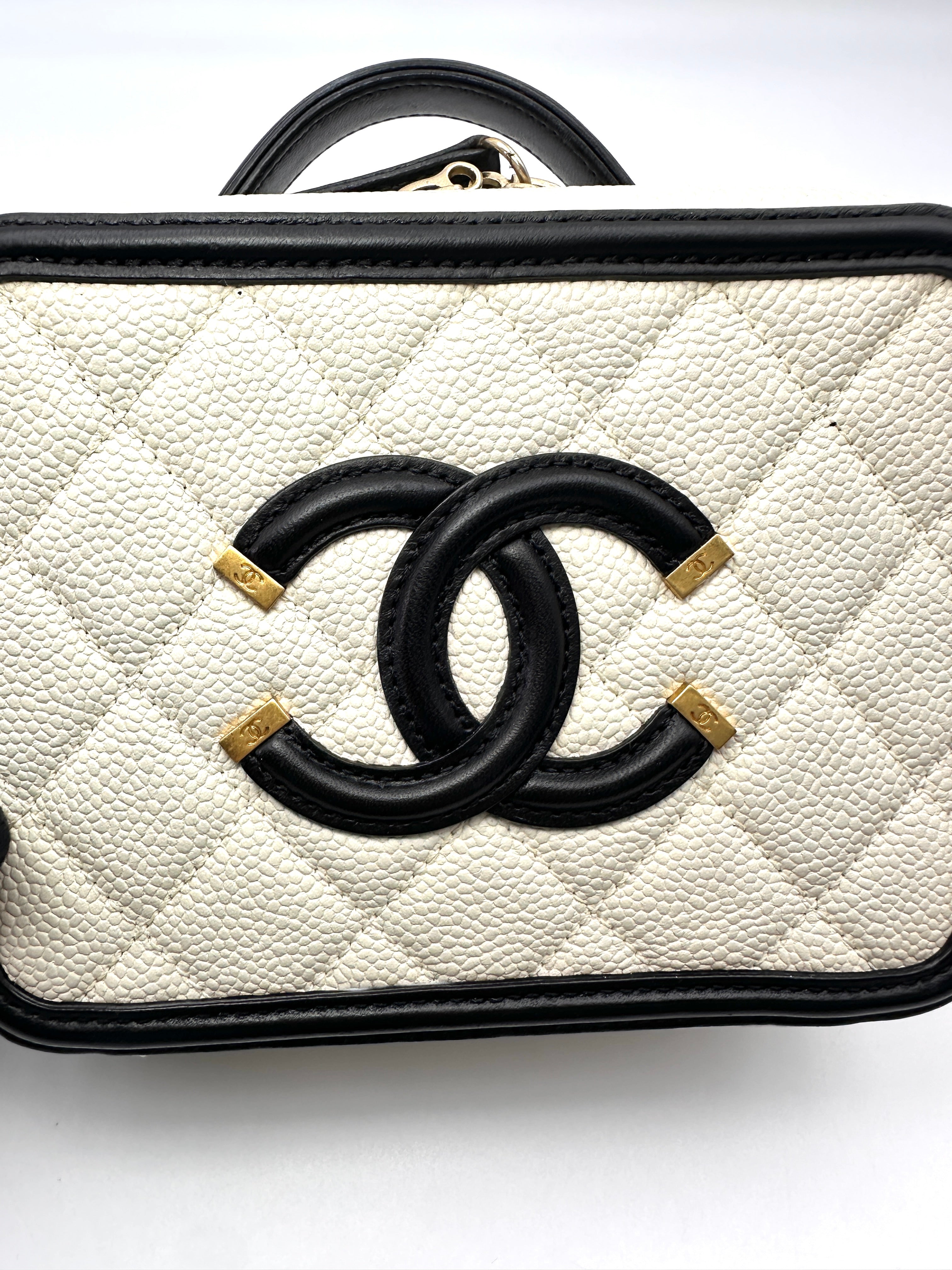 Chanel CC Filigree Black/White Quilted Leather Vanity Case(23***09) CC2605