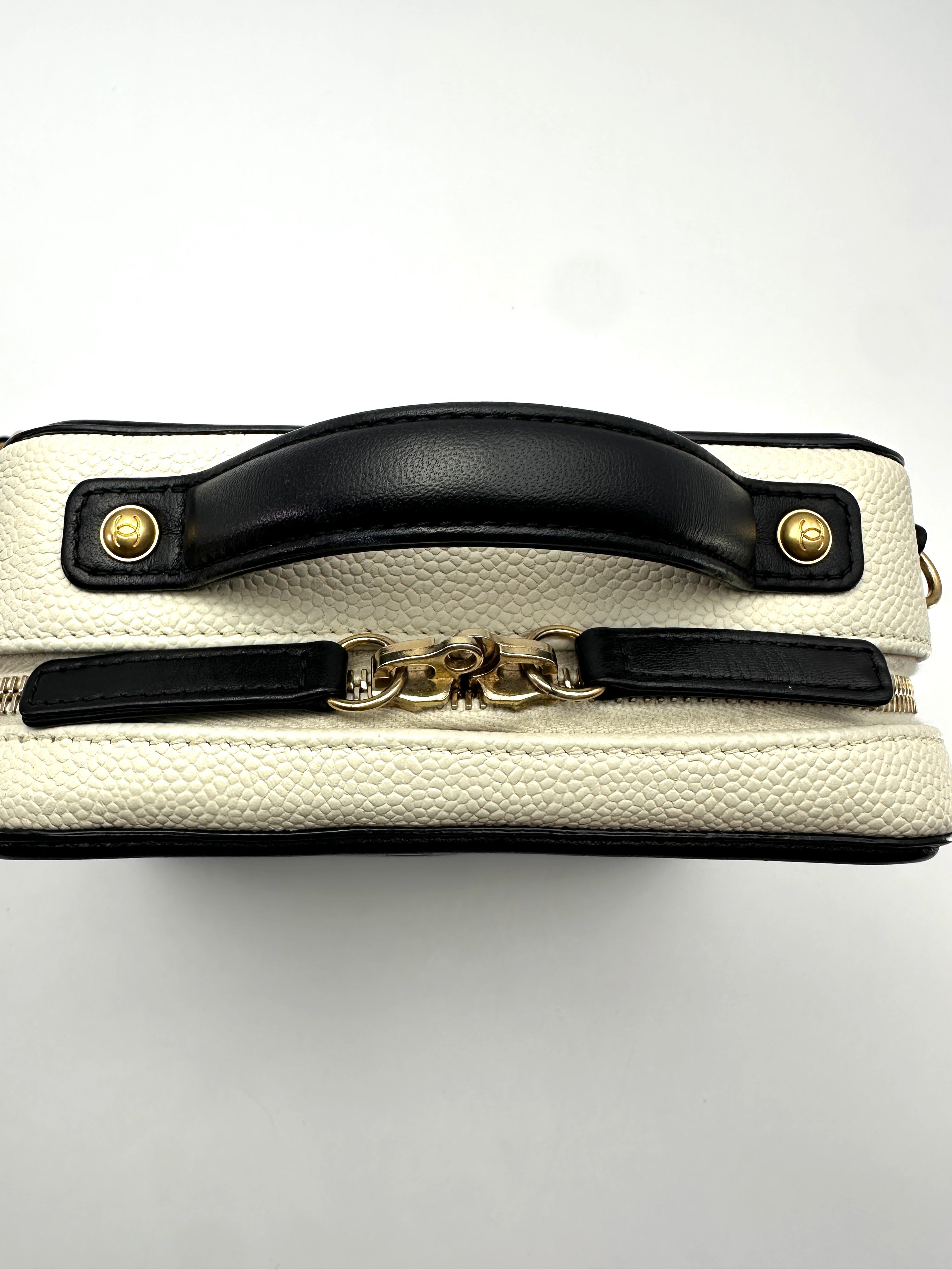 Chanel CC Filigree Black/White Quilted Leather Vanity Case(23***09) CC2605