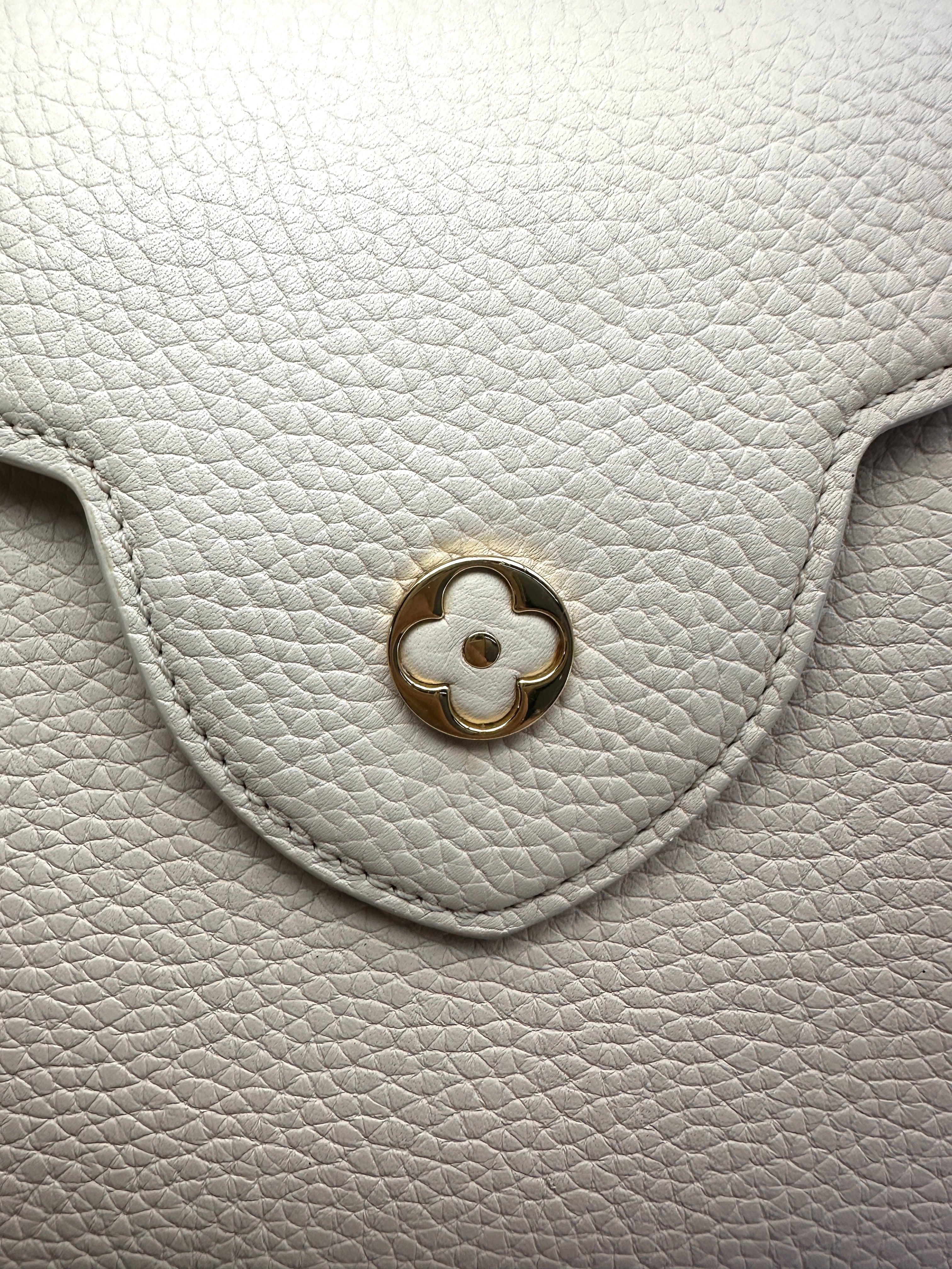 Louis Vuitton Capucines Beige Taurillon Leather Handle Bag LV3396