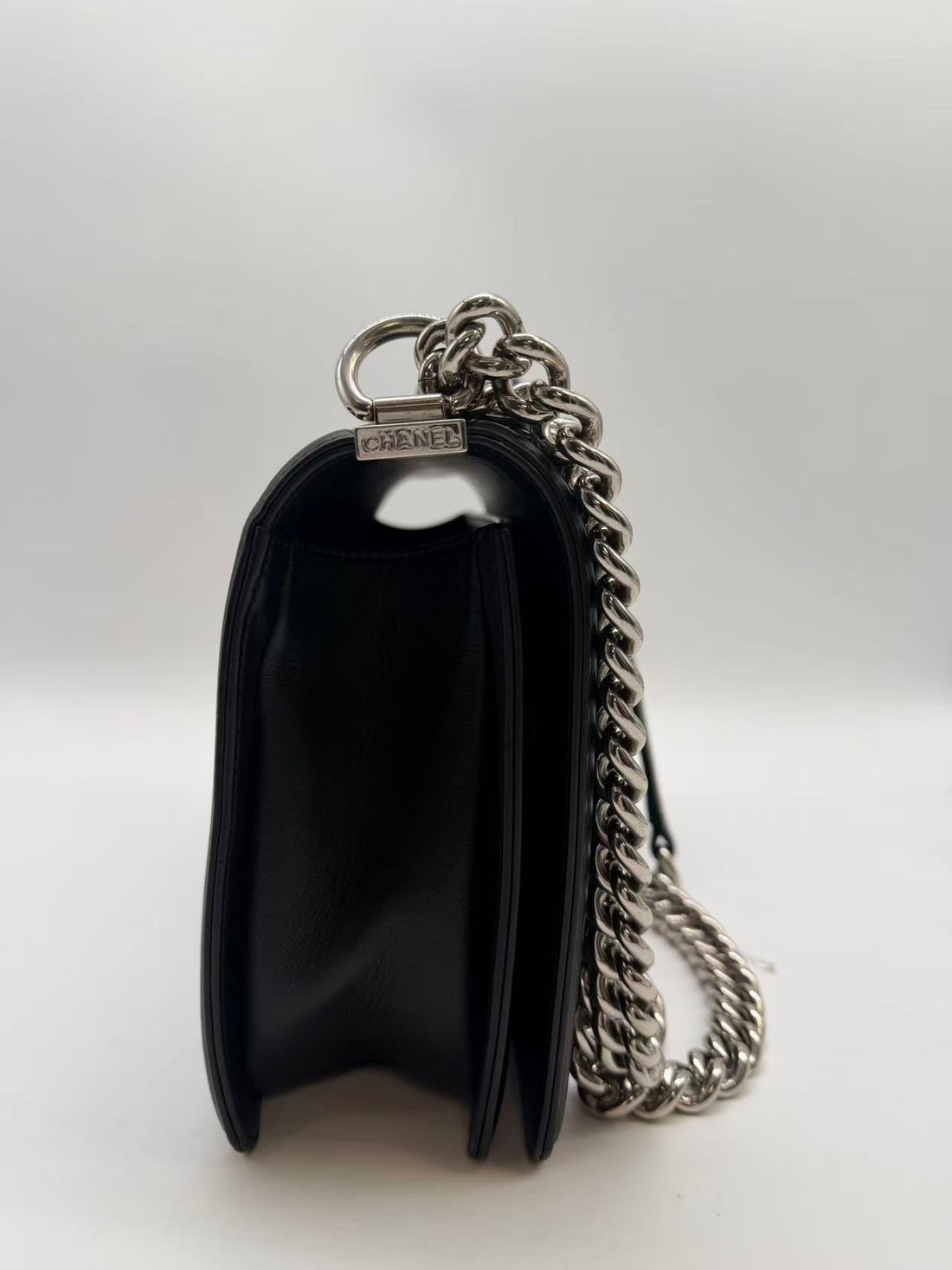 Chanel Chevron Medium Boy Flap Bag Black (22****54) CC754