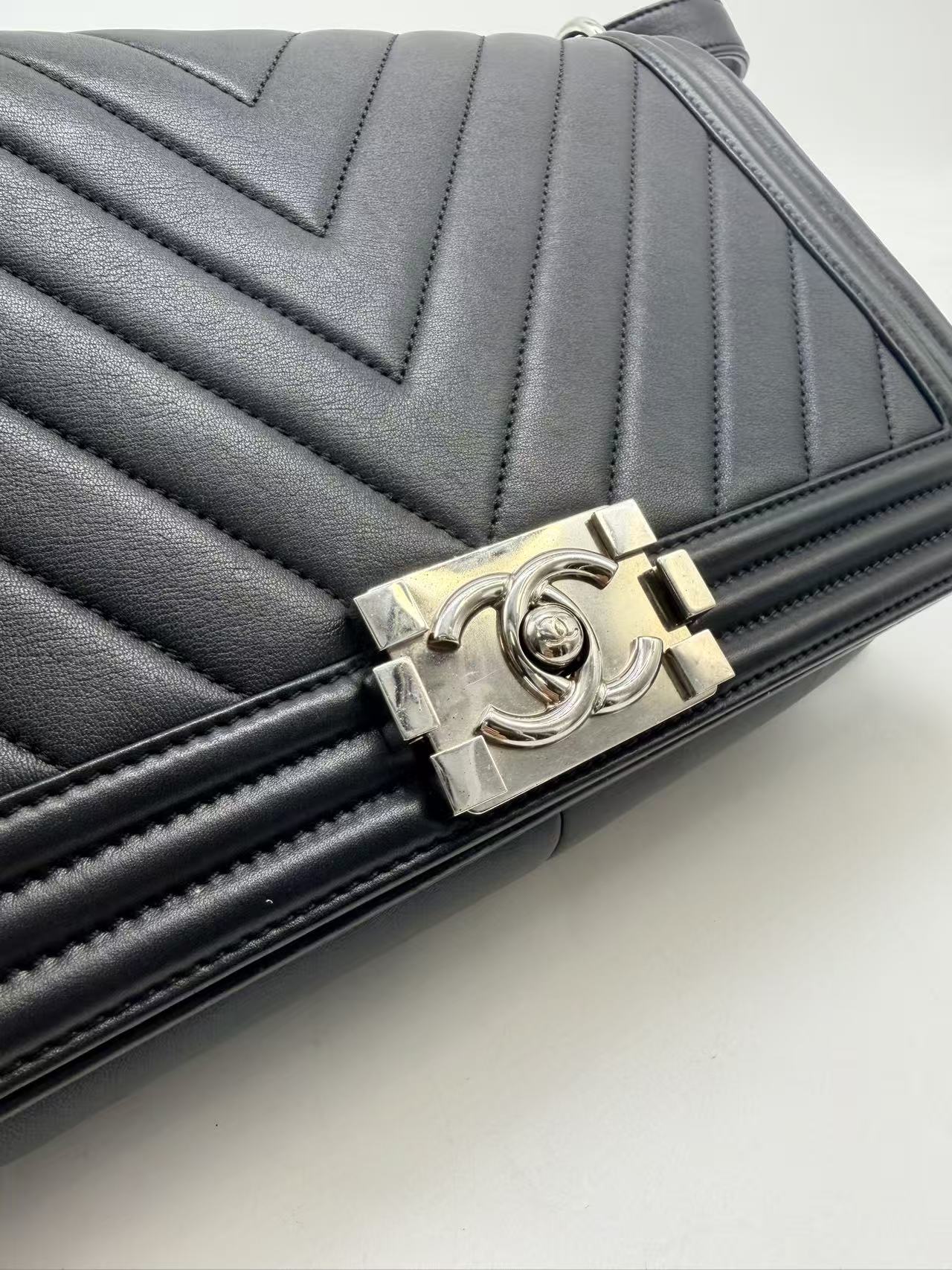 Chanel Chevron Medium Boy Flap Bag Black (22****54) CC754