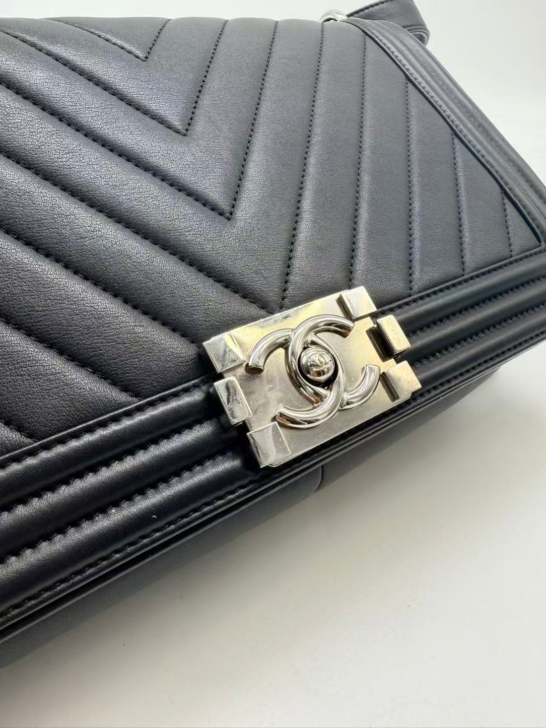 Chanel Chevron Medium Boy Flap Bag Black (22****54) CC754