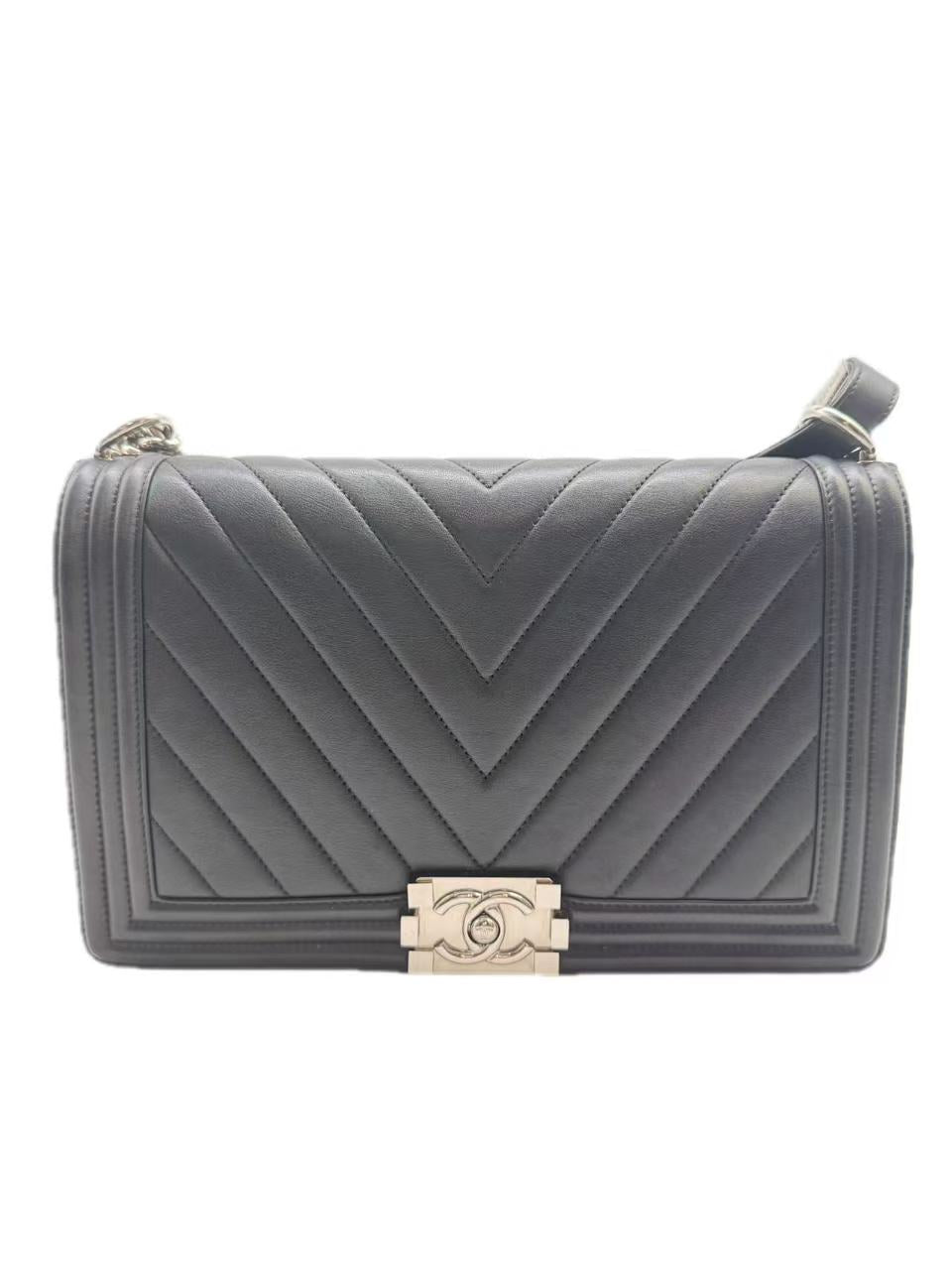 Chanel Chevron Medium Boy Flap Bag Black (22****54) CC754