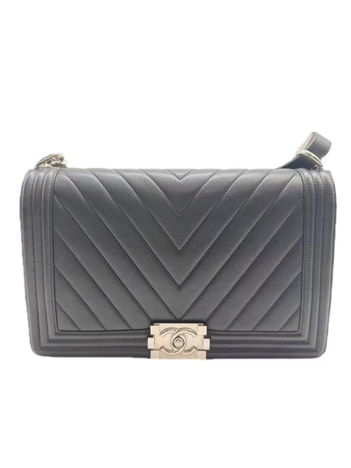 Chanel Chevron Medium Boy Flap Bag Black (22****54) CC754