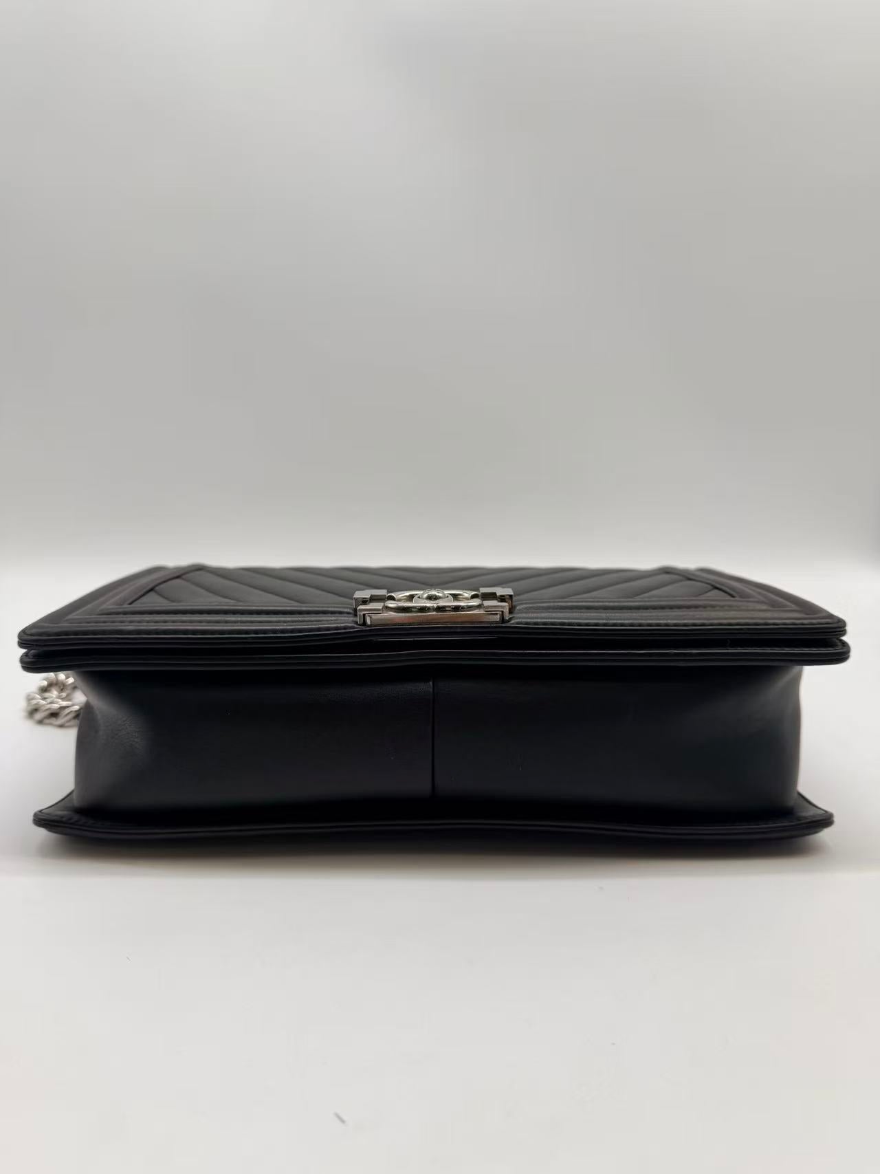 Chanel Chevron Medium Boy Flap Bag Black (22****54) CC754