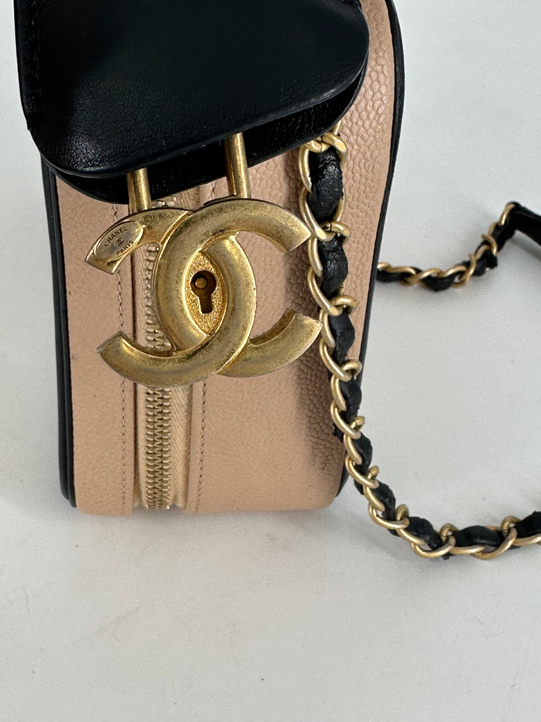 Chanel Filigree Quilted Caviar Vanity Case Cream(26***80) CC394AD