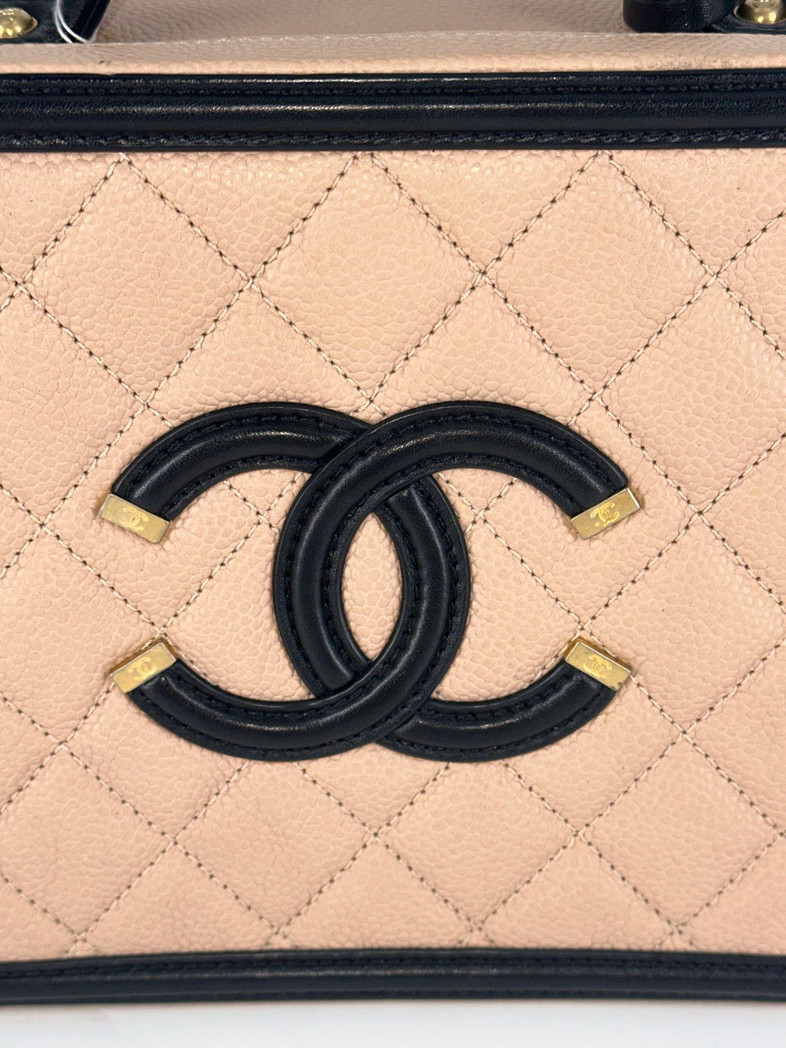 Chanel Filigree Quilted Caviar Vanity Case Cream(26***80) CC394AD