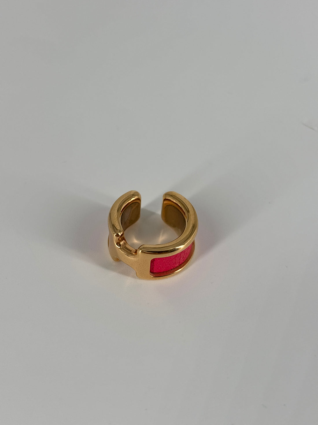 Hermes pink single ear clip