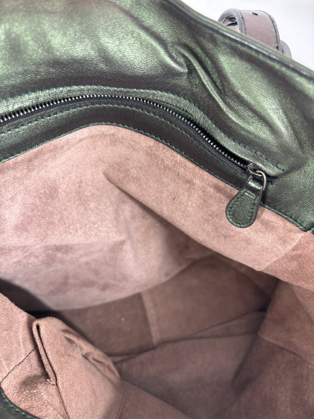 BV Iridescent Scarabee Multi Pocket Tote green