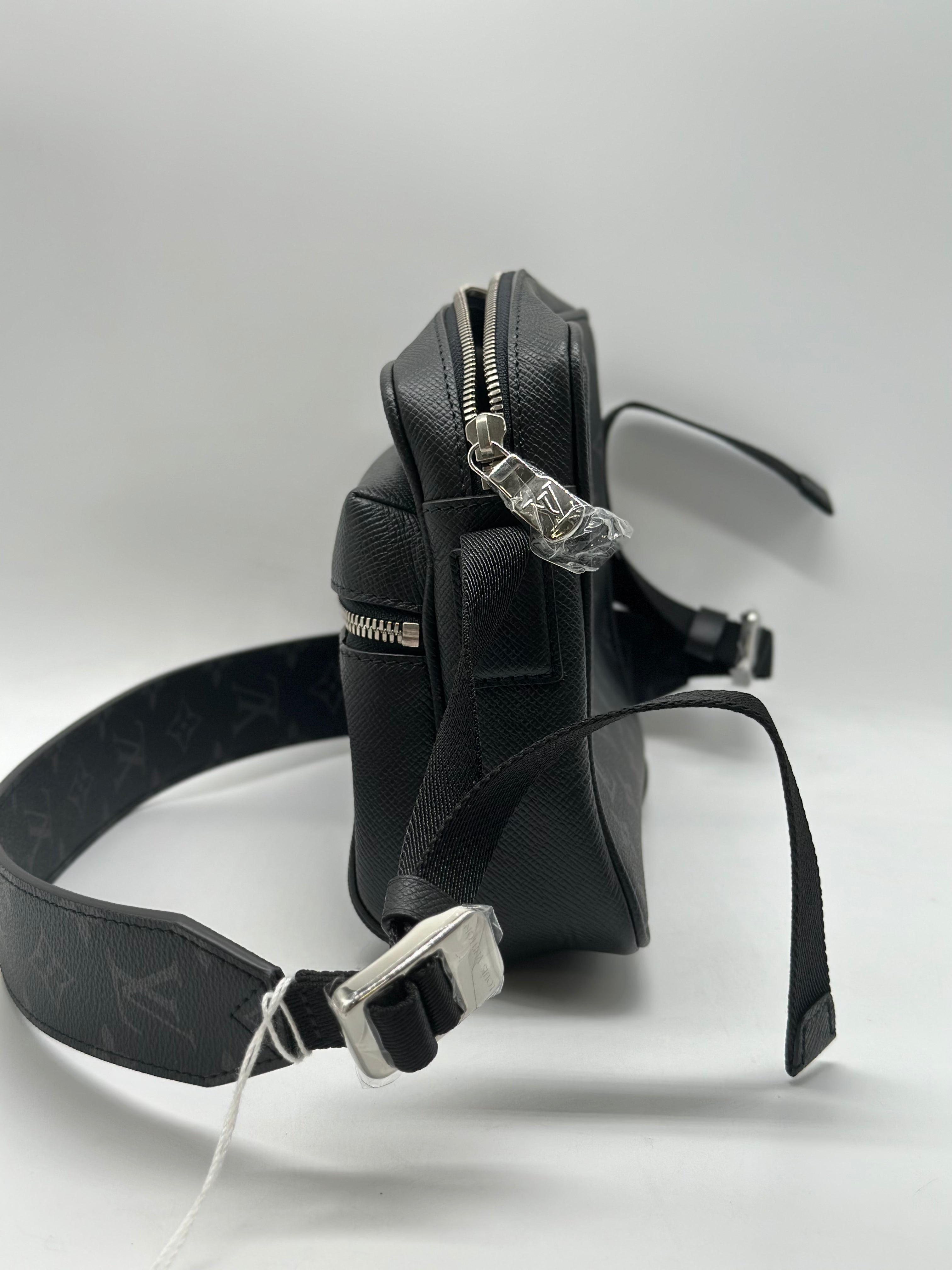 Louis Vuitton Monogram Outdoor Messenger Shoulder Bag LV1082