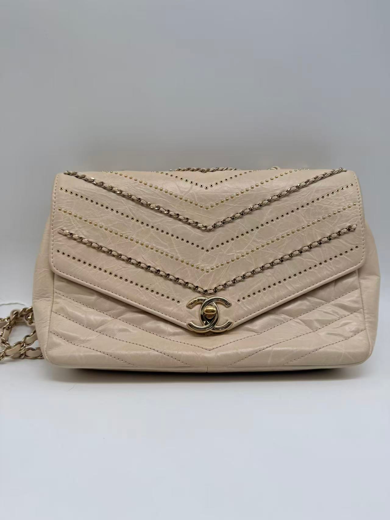 Chanel Chevron Crinkled Calfskin Messenger White CC579