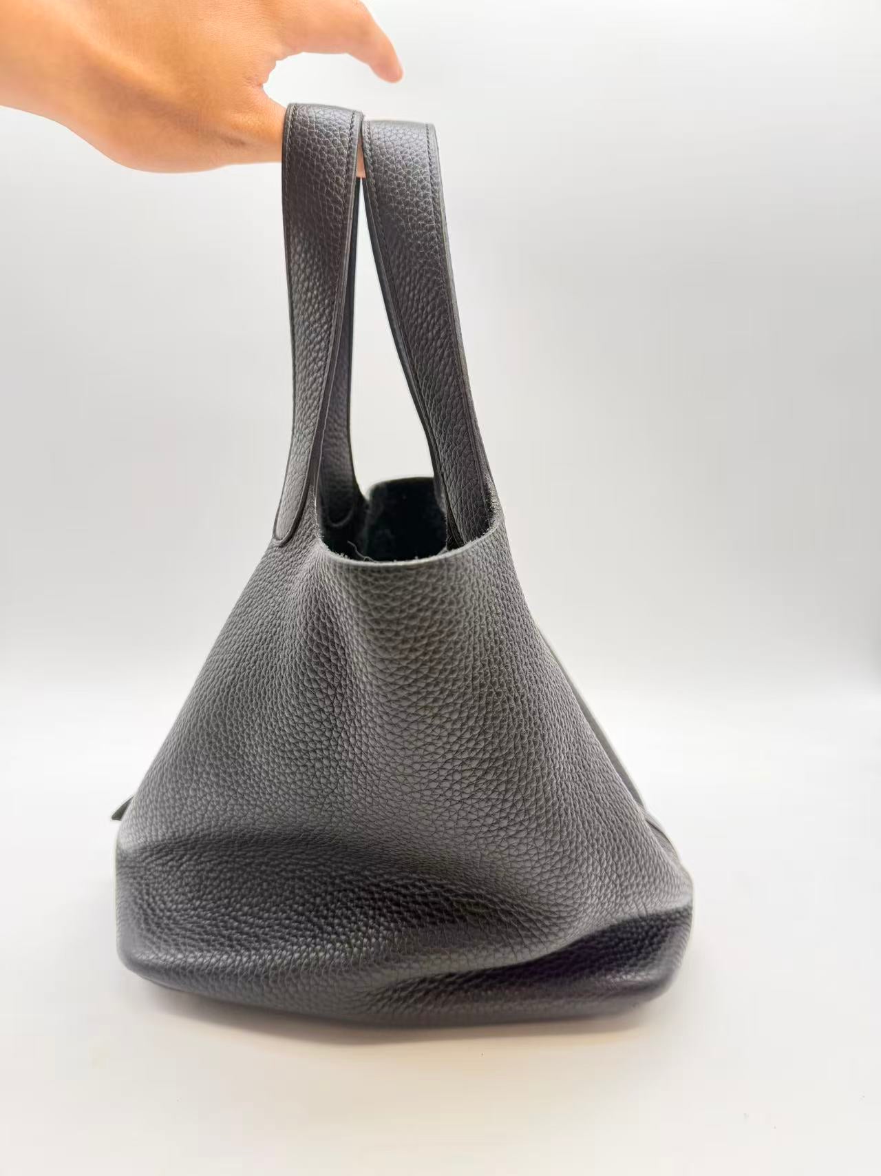 Hermès Taurillon Clemence leather Picotin Lock 22 bag black HR46