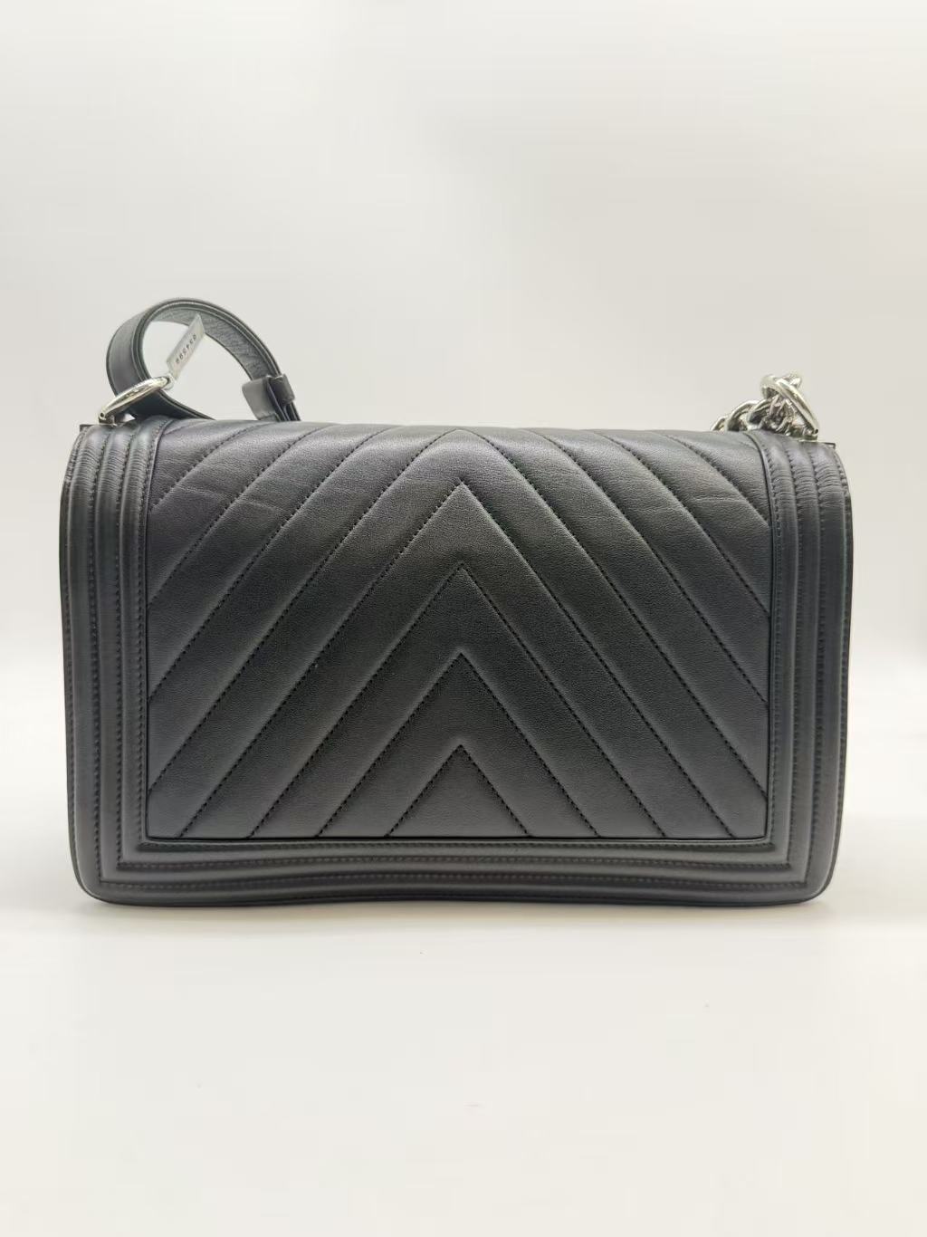 Chanel Chevron Medium Boy Flap Bag Black (22****54) CC754