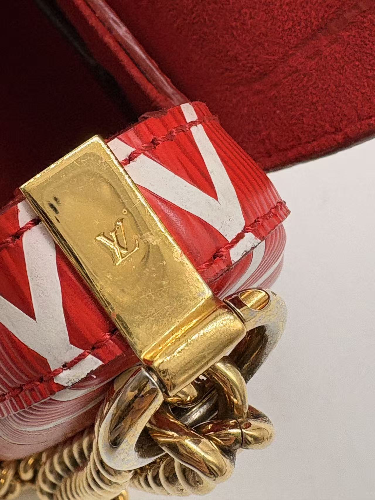 Louis Vuitton Twist Epi Malletage Shoulder Bag Red LV1313NA