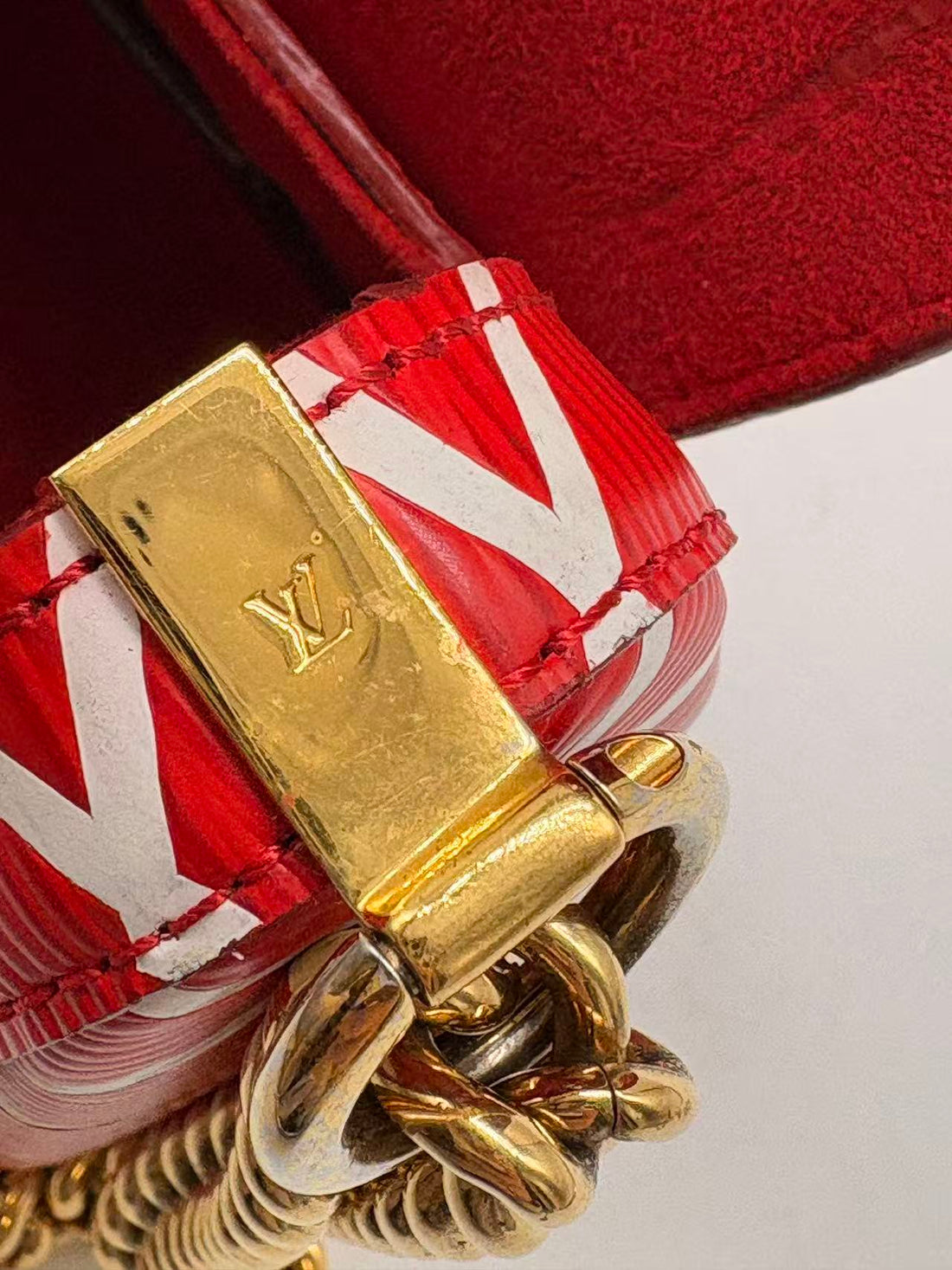 Louis Vuitton Twist Epi Malletage Shoulder Bag Red LV1313NA